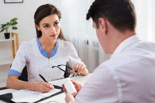 врач дает препараты пациентке для лечения дереализации